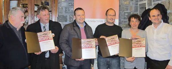 Na fotografiji so (z leve) Zvonko Sedmak, Janez Pavčnik, 
Dejan Škerlič, Stojan Baruca, Suzana Mermolja in gostitelj 
Luka Pucer.