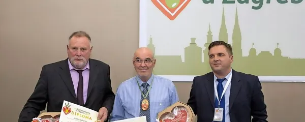 V mednarodni konkurenci 163 vzorcev je vicešampionski 
naslov med sortnimi olji pripadel Miranu Adamiču (v sredini) iz 
Kopra.