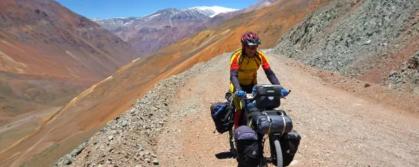 Karel Bizjak sredi ničesar na argentinsko-čilenski meji med 
potjo od bolivijskega glavnega mesta La Paz do Patagonije.
