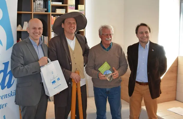 Nasmejani pred plodnim sodelovanjem (z leve): direktor Parka vojaške zgodovine 
Janko Boštjančič, Martin Krpan, predsednik ZSŠDI  Ivan Peterlin, slovenski deželni 
svetnik Igor Gabrovec.