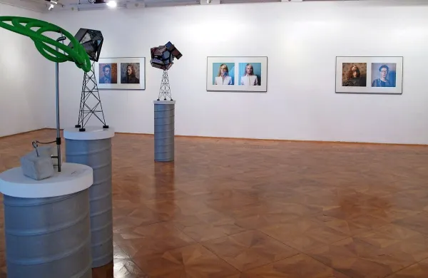 Razstava, ki bo v galeriji Loža na ogled do 26. marca, 
zaključuje 15. izdajo večmedijskega festivala Maravee. Na 
fotografiji je del prostorske postavitve Boštjana Drinovca ter 
portretni diptihi Janeza Vlachyja.  