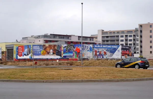 V koprski občinski upravi navajajo, da je na seznamu sporno  postavljenih oglaševalskih 
panojev tudi niz  jumbo plakatov okoli krožišča pri trgovinah Dipo in Harvey Norman.