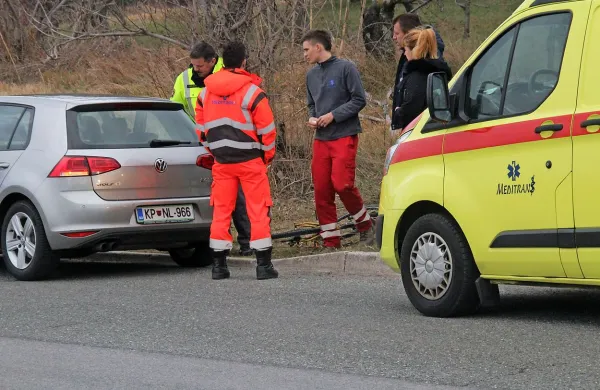 Kolesarka je pri Ankaranu izsilila prednost vozniku avtomobila. Po trku v 
avtomobil je padla in se poškodovala.