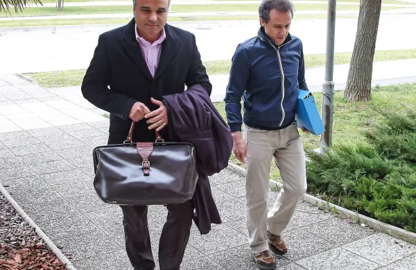 Cesare Ghilardi (desno ob   odvetniku Janezu Starmanu) je po 
razglasitvi sodbe napovedal, da se bosta pritožila in da bo 
vztrajal s tem, dokler mu ne bo nekdo verjel, da je nedolžen. 