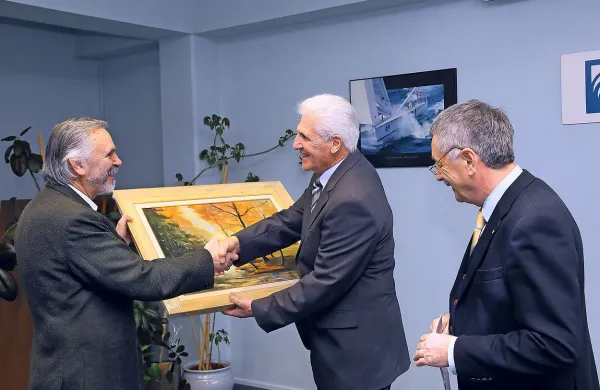 Dolgoletnemu gospodarstveniku, kmalu pa upokojencu   sta  
predsednik Primorske gospodarske zbornice Ivan Majcen 
(levo)  in direktor Tomaž Može (desno) v spomin izročila sliko.  

