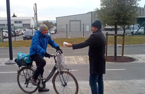 V Kopru so člani Obalne kolesarske mreže v Ulici 15. maja, 
eni od vpadnic v koprsko mestno jedro, kolesarje  presenetili 
z rogljički in ob tem opozorili na kolesarjenje kot trajnostno in 
aktivno obliko mobilnosti posameznika in na njegove pozitivne vplive na družbo.