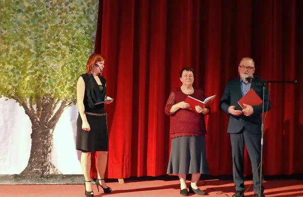 Voditeljica Marjana Grčman (levo) z Ireno in Ernestom Margonom