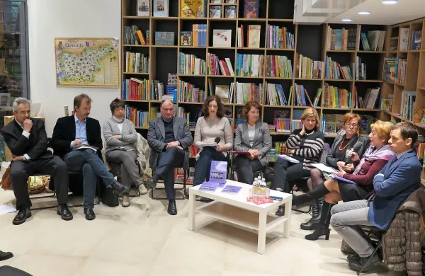 Svoj prispevek v zborniku so predstavili (od leve): Jernej Zupančič, Gorazd Bajc, Patrizia Vascotto, Milan Bufon, Zaira Vidau, 
Norina Bogatec, Nives Košuta, Silvana Pertot, Nataša Sosič in Peter Verč.
