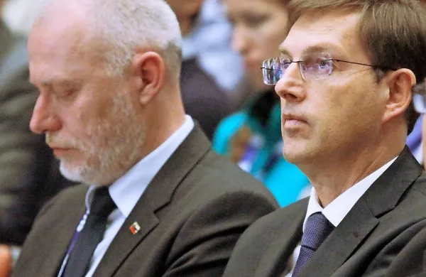 Predsednik vlade Miro Cerar je po pogovoru s predsednikom 
DZ Milanom Brglezom sklenil, da ne bo vztrajal pri pozivu k 
Brglezovemu umiku z mesta podpredsednika SMC. 