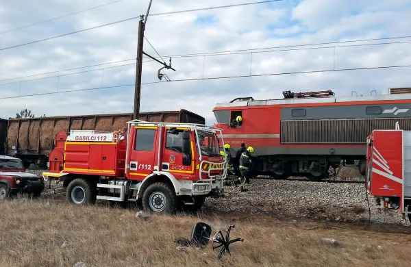 Gasilci so v petek popoldne pogasili gorečo izolacijo lokomotive na železniški progi pod Prešnico. 