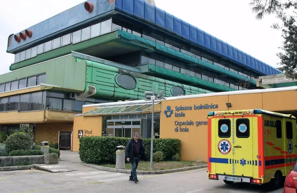 Naša bralka se je pred dnevi “razjezila” na avtomatski 
odzivnik v Splošni bolnišnici Izola.