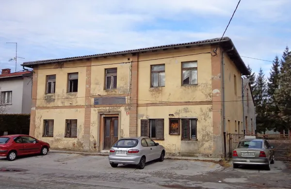 V sklopu prodaje starega vrtca je naprodaj tudi stavba, v 
kateri je pred leti deloval AMD. To je občina sicer že lani 
poskusila prodati za 56.950 evrov, a kupca uanjo ni bilo.