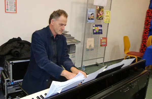 Bojan Glavina je v Knjižnici Makse Samsa poezijo prepletal z glasbo.  