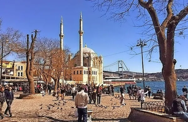 Klub Reina, v katerem je prišlo do napada, je v med turisti 
priljubljenem predelu mesta ob Bosporju.