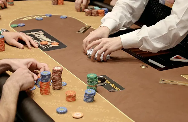 Anonimno pismo govori o izkoriščanju delilcev kart med 
nedavnim poker turnirjem v Hitu, v družbi pa so ponosni na 
ekipo sodelavcev, ki je profesionalno opravila svoje delo.  