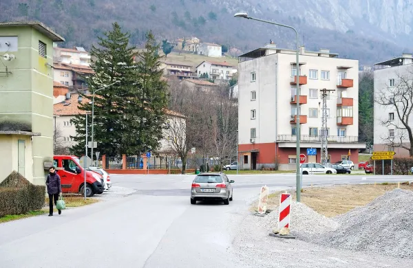 Včeraj so se lotili gradnje krožišča, s čimer bodo pešci 
končno dobili prehod. 