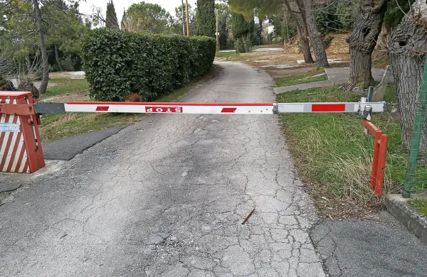 Zapornica omejuje dostop do plaže