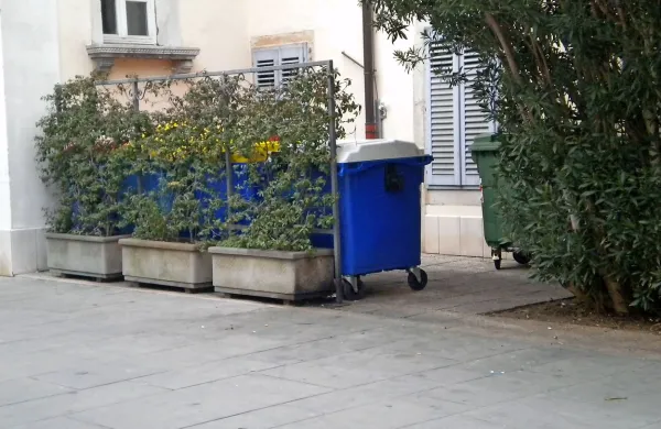 Osumljeni 36-letnik je sredi noči privlekel truplo, zavito v  
odejo, in ga pustil pri smetnjakih na Manziolijevem trgu.