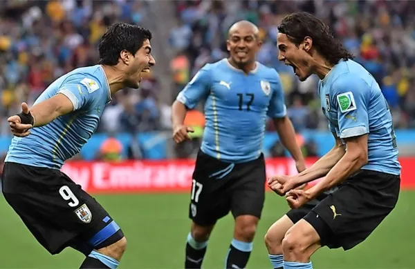 Reprezentančna soigralca Luis Suarez (levo) in Edinson 
Cavani (desno) bosta nocoj zagrizena tekmeca.