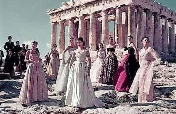 Modna revija Diorja na akropoli leta 1951.