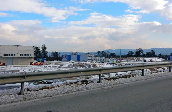Podjetje družine Polič iz Lucije, ki se ukvarja z razvojem 
elektronskih naprav in proizvodnjo elektronike, je v divaški 
obrtni coni Risnik kupilo tri parcele,  kjer namerava širiti svojo 
dejavnost.

  