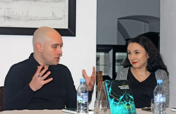 Davorin Lenko je  knjigo zgodb  Postopoma zapuščati Misantropolis domačemu idrijskemu 
občinstvu  predstavil v pogovoru z  Dijano Matković. 