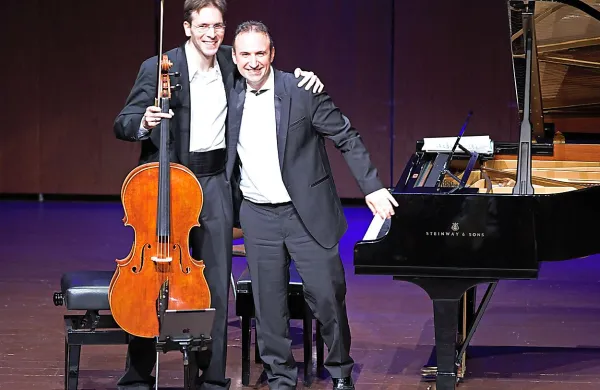  

Violončelist Gal Faganel in pianist Simon Trpčeski na odru  Kulturnega doma Nova Gorica 