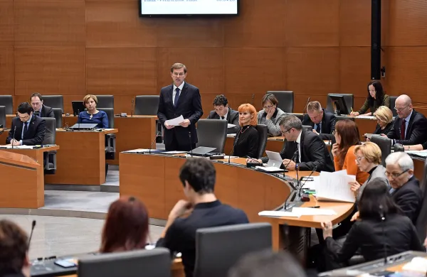 Državni zbor je danes z 61 glasovi za in nobenim proti sprejel 
zakon o omejevanju uporabe tobačnih in povezanih izdelkov, 
ki po mnenju vlade prinaša dokazano učinkovite ukrepe v 
boju proti kajenju.