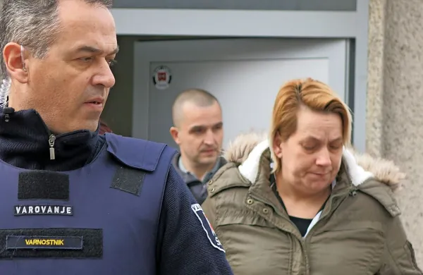 Mama umrle dveletne jeseniške deklice Sanda Alibabić je na 
današnjem predobravnavnem naroku na kranjskem sodišču 
zavrnila očitana kazniva dejanja surovega ravnanja in povzročitve poškodb, ki so vodile do smrti deklice.