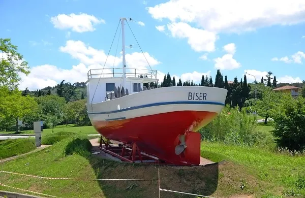  Pri novem projektu gre za nadgradnjo projekta Stara barka. S 
pomočjo prvega projekta so vzpostavili interpretacijski center v Simonovem zalivu z barko Biser in opravili nekatera 
manjša dela v turističnem centru.