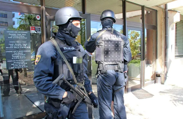 Osumljene preprodaje prepovedanih drog in še nekaterih 
drugih kaznivih dejanj so v začetku oktobra na koprsko 
sodišče pripeljali ob izredno strogih varnostnih ukrepih. 