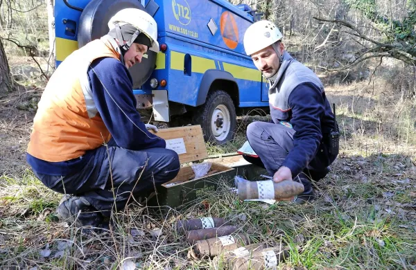 Pirotehniki so granate varno odložili na določen kraj, kjer so 
jih potem razstrelili. 