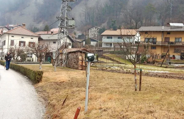 Na travniku sredi Modreja bodo postopoma zgradili  devet novih hiš.