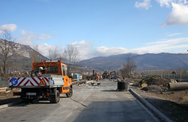 Za prihod v obrtno cono V Talih, ki jo  komunalno opremljajo, 
je veliko zanimanja. 