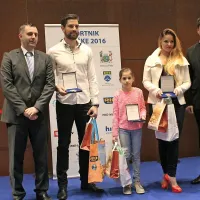 Dobitnika velikih plaket ob koncu kariere  - Andrej Batagelj in Nika Mlakar (v 
belem) s podeljevalcema Miranom Mullnerjem (predsednik Športne zveze 
Nova Gorica) in Milanom Turkom (župan občine Šempeter Vrtojba). 