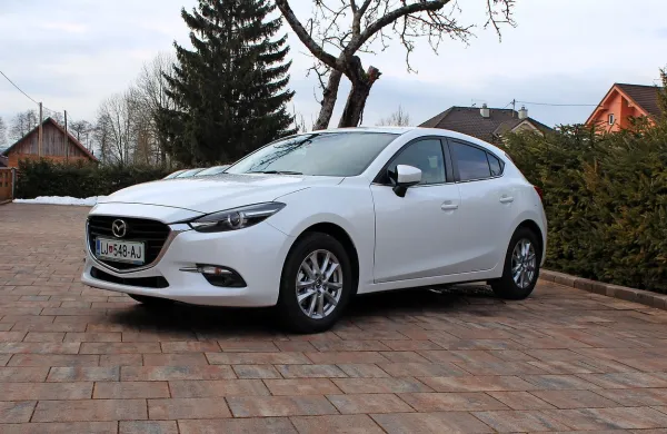Osvežena mazda 3 največ adutov razkriva vozniku in sopotnikom.