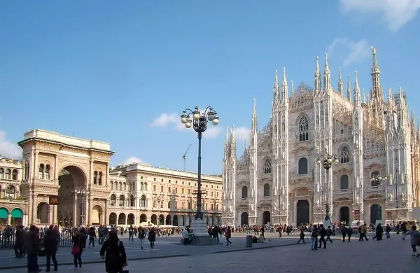 Milanski trg Duomo pred zasaditvijo palm.
