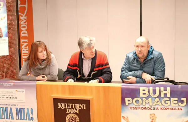 Nad  abonmajem  Komigo bdijo (z leve) Maša Braini, Igor Komel in Franko Korošec. 