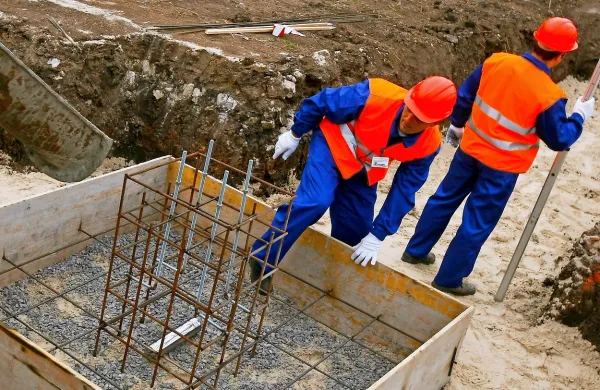 Število delovno aktivnih oseb se je na mesečni ravni zmanjšalo v 16 dejavnostih, najbolj v gradbeništvu.