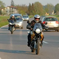 S prvimi sončnimi žarki so na cesto prišli tudi prvi letošnji 
motoristi. 