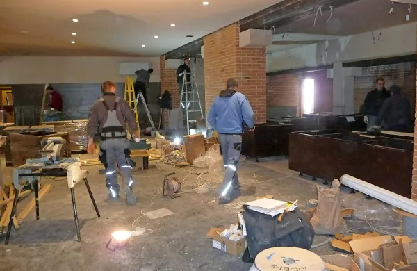 Delavci so pred dnevi še hiteli z zadnjimi deli v prenovljeni 
osrednji restavraciji hotela Convent. 