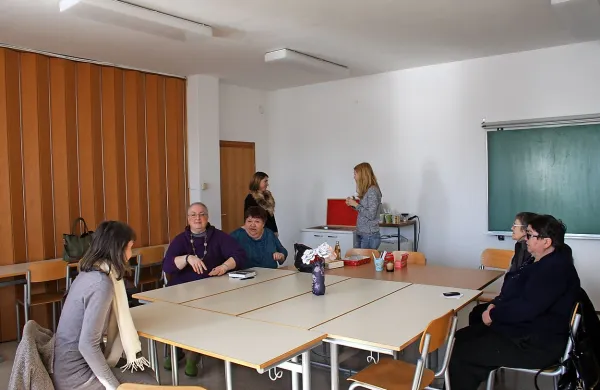 Dnevni center je namenjen druženju, svetovanju, izmenjavi 
izkušenj in znanj. 