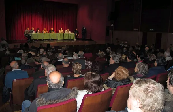 Sodeč po odzivu polne dvorane poslušalcev javnega omizja v Desklah so odpadki kot gorivo 
za cementarno velik problem.  