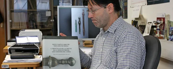 Dr. Peter Turk je urednik in soavtor knjige o Mušji jami. Poleg njega sta kot glavni avtorici podpisani še akad. dr. 
Biba Teržan in dr. Elisabetta Borgna. 