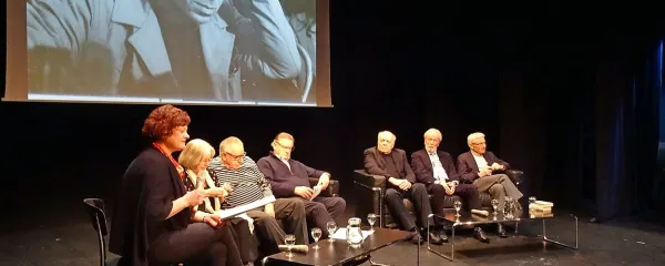 O Jožetu Babiču so se v novogoriškem gledališču pogovarjali: (z desne) Tone Peršak, Janez Povše, Sergij Peljhan, Dušan Mlakar, Dušan Jovanovič, 
Tea Glažar in dramaturginja Matija Mrhar, ki je vodila pogovor.
