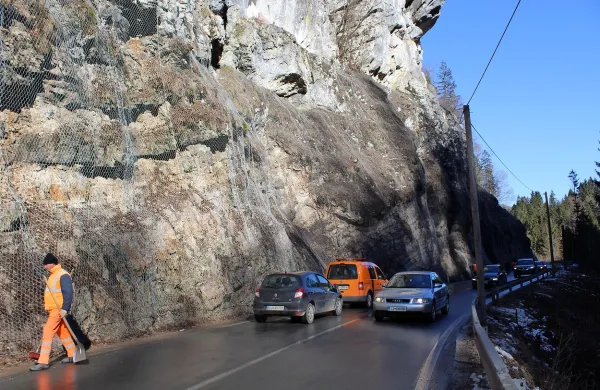 Varovalne mreže so postavljene, zapor ni več. Se bodo pa 
občasno še vrnile. 