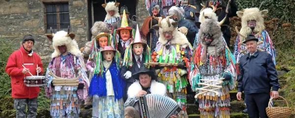Skupinam v tradicionalnih maskah, ki   na podeželju ohranjajo 
običaj pustovanja od vrat do vrat, se je lani po daljšem 
premoru pridružila tista z Liga.     