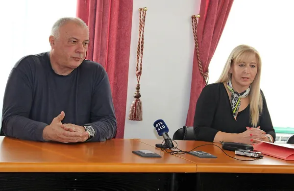 Župana Bojan Sever (ob njem Natalija Kovač Jereb) je svet pozval k odstopu.