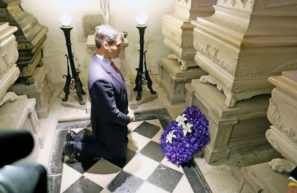Princ Louis Alphonse Bourbonski je pokleknil pred sarkofagom zadnjega francoskega kralja Karla X.