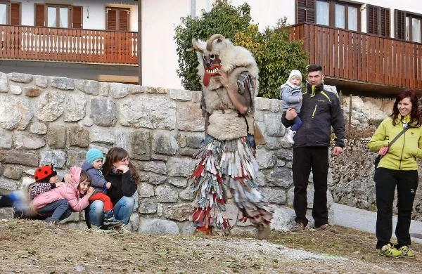Ta grdi že preganjajo otroke